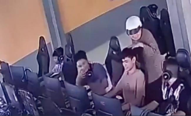 奶奶冲网咖教训孙子竟打错人 男子当下反应绝了