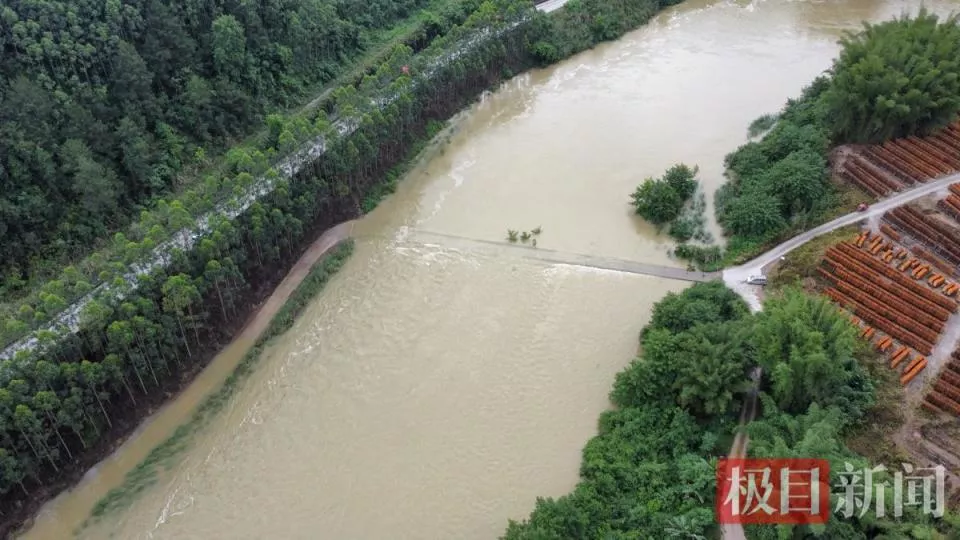 河池皮卡坠河10人遇难：车快通过桥面时出事