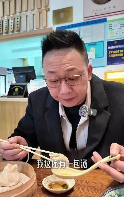 因摔耳机被迫离开央视,如今他54岁现身街头当吃播
