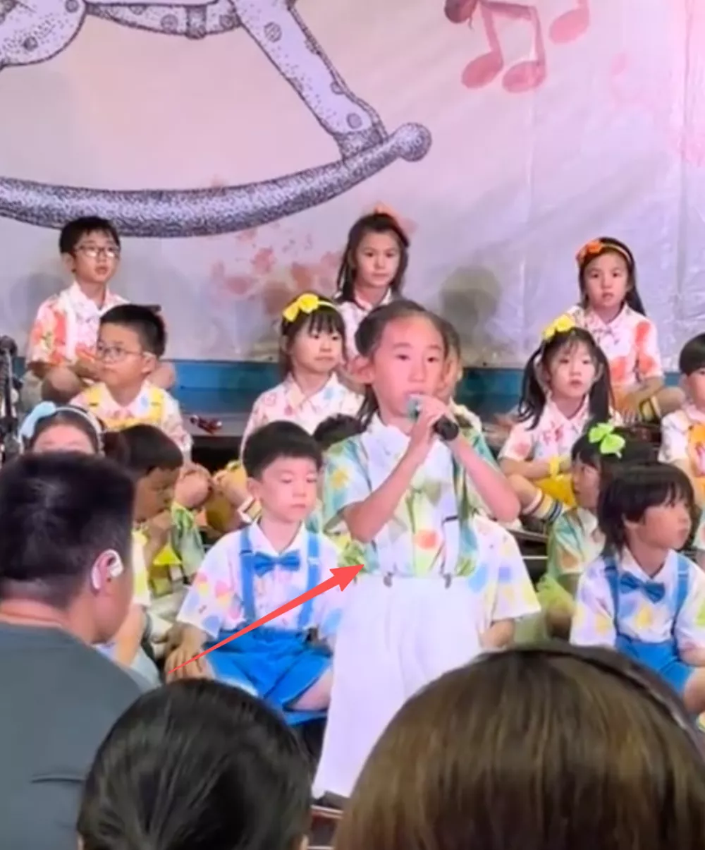 陈小春幼子Hoho 幼儿园毕业典礼，全家合影曝光