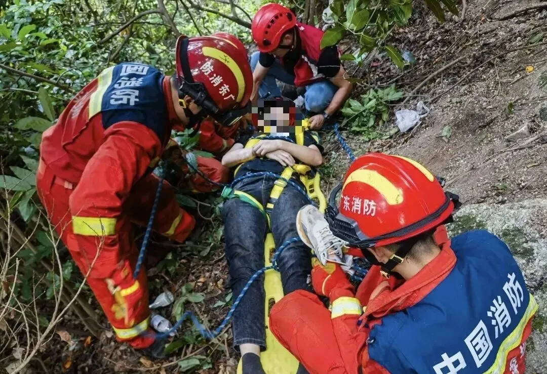 事主安全下降至地面。