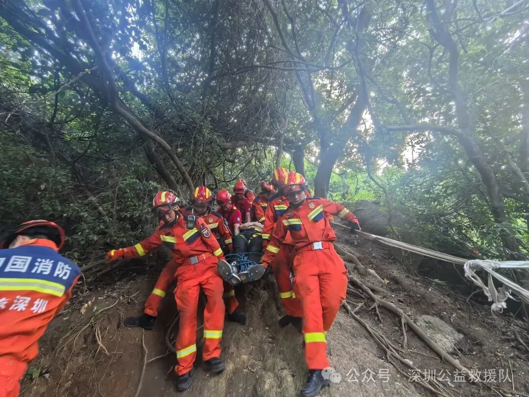 完成固定后转运下山。