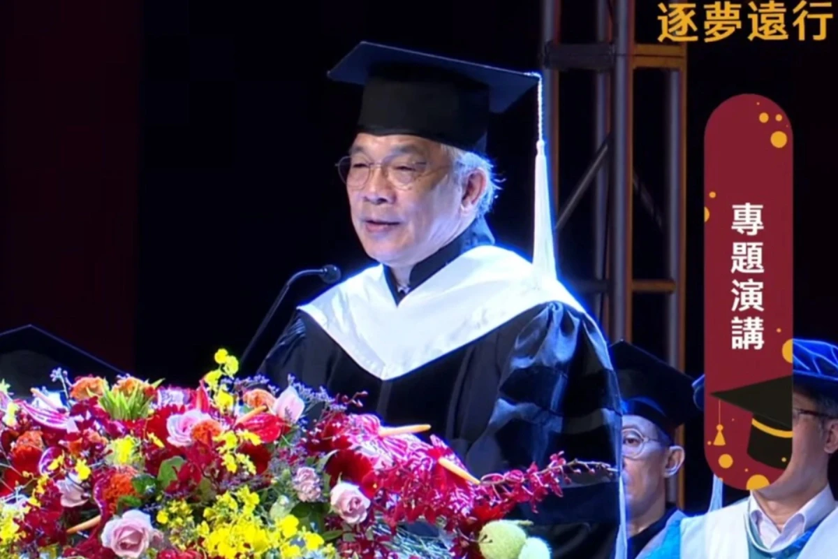 世新大學校長陳清河以「趕快結束自己,因為這個世界已經沒有你存在的必要」「勉勵」畢業生,引發輿論批判。(擷取自世新大學直播)