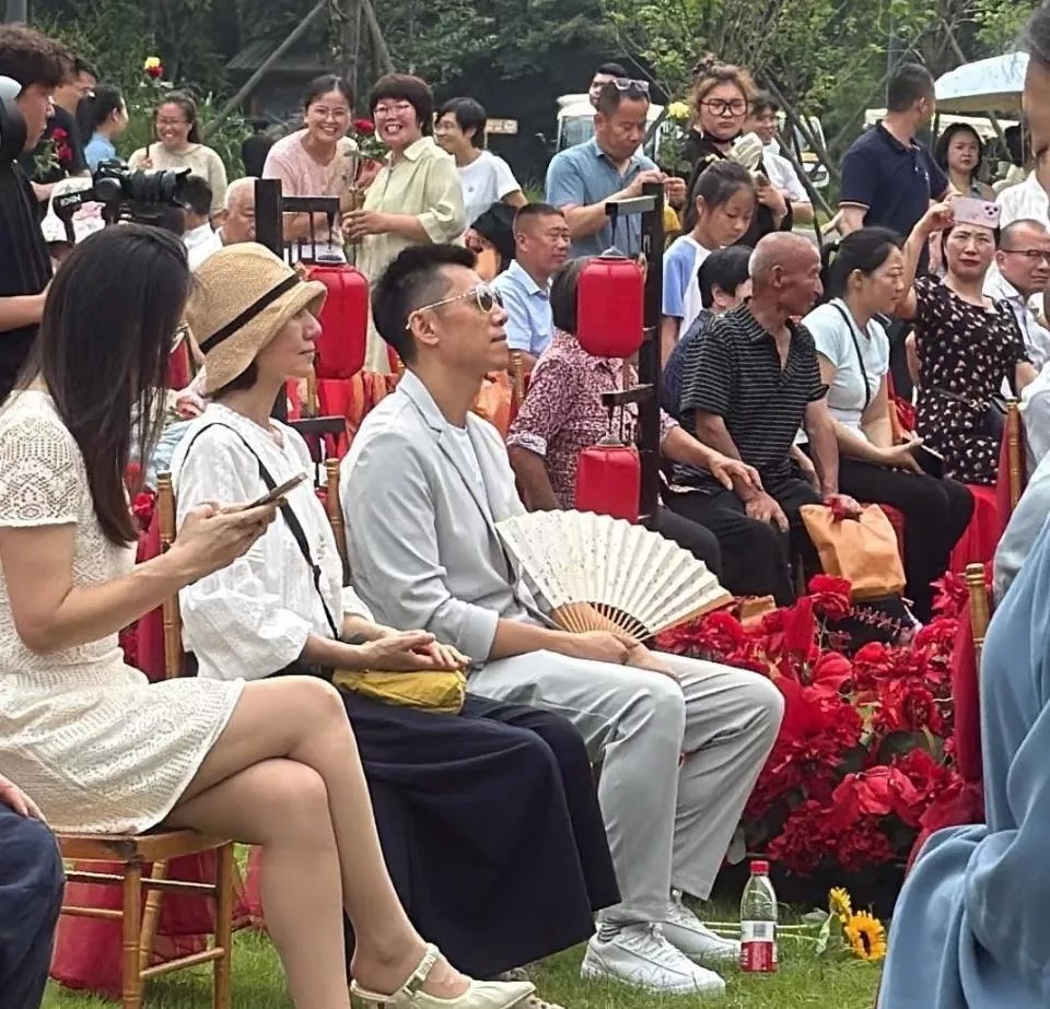 袁泉夫妇现身婚礼!袁泉素颜,夏雨戴墨镜,来合影人排成队