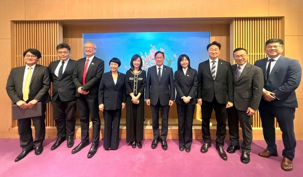 外交部政务次长吴志中(左三)8日与南韩跨党派国会议员访问团交流。(图取自外交部) 外交部政务次长吴志中(左三)8日与南韩跨党派国会议员访问团交流。(图取自外交部)