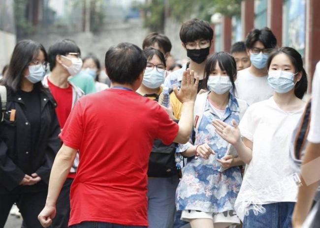 震惊全网:老师高考前48小时 弄丢全班准考证 震惊全网:老师高考前48小时 弄丢全班准考证