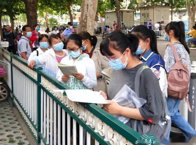 震惊全网:老师高考前48小时 弄丢全班准考证 震惊全网:老师高考前48小时 弄丢全班准考证