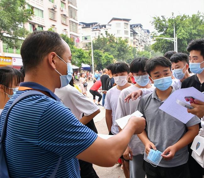 震惊全网:老师高考前48小时 弄丢全班准考证 震惊全网:老师高考前48小时 弄丢全班准考证