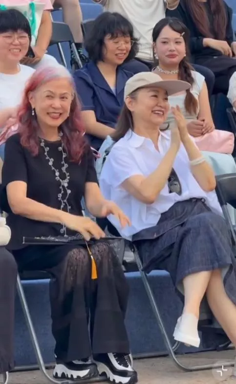 71岁林青霞又给"内娱"女明星上了一课!坦然接受白发和皱纹
