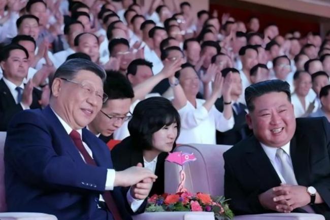 习近平彭丽媛罕见戴眼镜 照片惨遭封杀