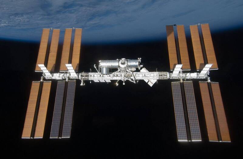 国际太空站(ISS)俄罗斯舱段一处转接通道近日空气外泄恶化,导致美国太空总署(NASA)一度下令5名太空人进入停靠在太空站上的SpaceX「自由号」龙飞船避难,准备因应可能撤离。(法新社) 国际太空站(ISS)俄罗斯舱段一处转接通道近日空气外泄恶化,导致美国太空总署(NASA)一度下令5名太空人进入停靠在太空站上的SpaceX「自由号」龙飞船避难,准备因应可能撤离。(法新社)