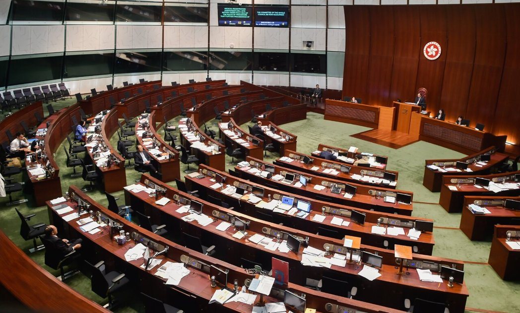 香港立法会11日快速审查完国安条例的附属法例。图为之前的香港立法会会议现场。（新...