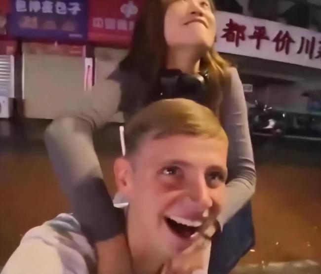 西安女教师配合外籍博主博流量 辞职也难逃追责 西安女教师配合外籍博主博流量 辞职也难逃追责
