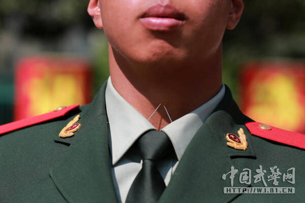 《中国武警》曾晒出相关照片指,武警国旗护卫队训练时会在领口扎针,确保下颚的高度,及矫正脖子的姿势。(取自《中国武警》) 《中国武警》曾晒出相关照片指,武警国旗护卫队训练时会在领口扎针,确保下颚的高度,及矫正脖子的姿势。(取自《中国武警》)