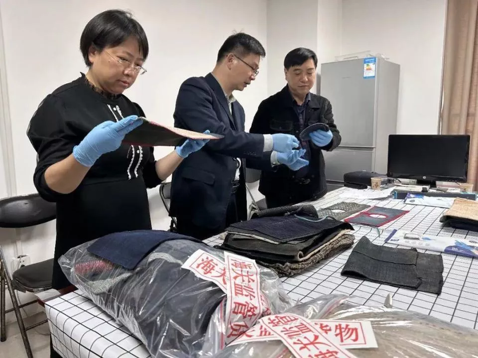 外籍旅客带少数民族服装出境被拦 均属于一般文物