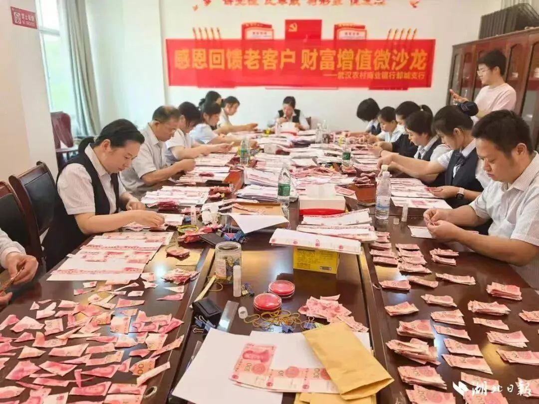 80岁老人撕碎近20万元养老金,每张被撕成五六片!