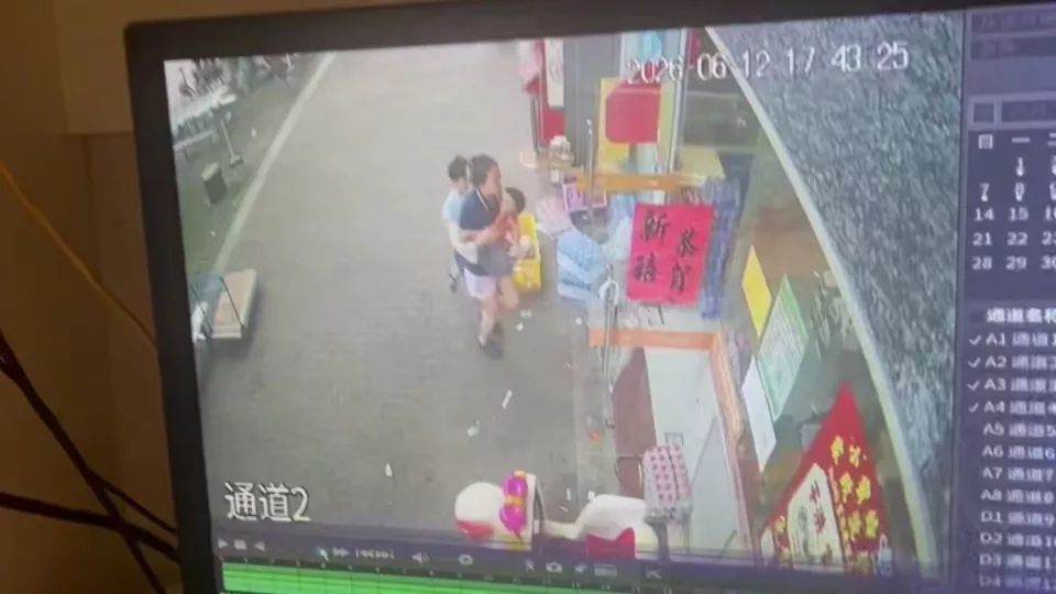 3岁男童小区大堂内玩耍时，被大理石桌砸中身亡