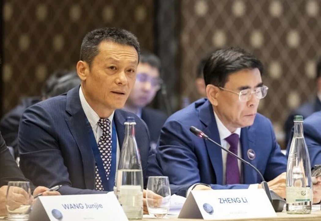 长电科技CEO郑力(左)。长电科技官网 长电科技CEO郑力(左)。长电科技官网