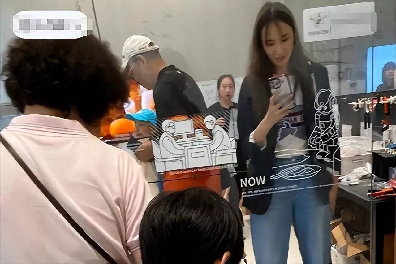 46岁吴佩慈:颧骨突出法令纹明显,独自带四娃