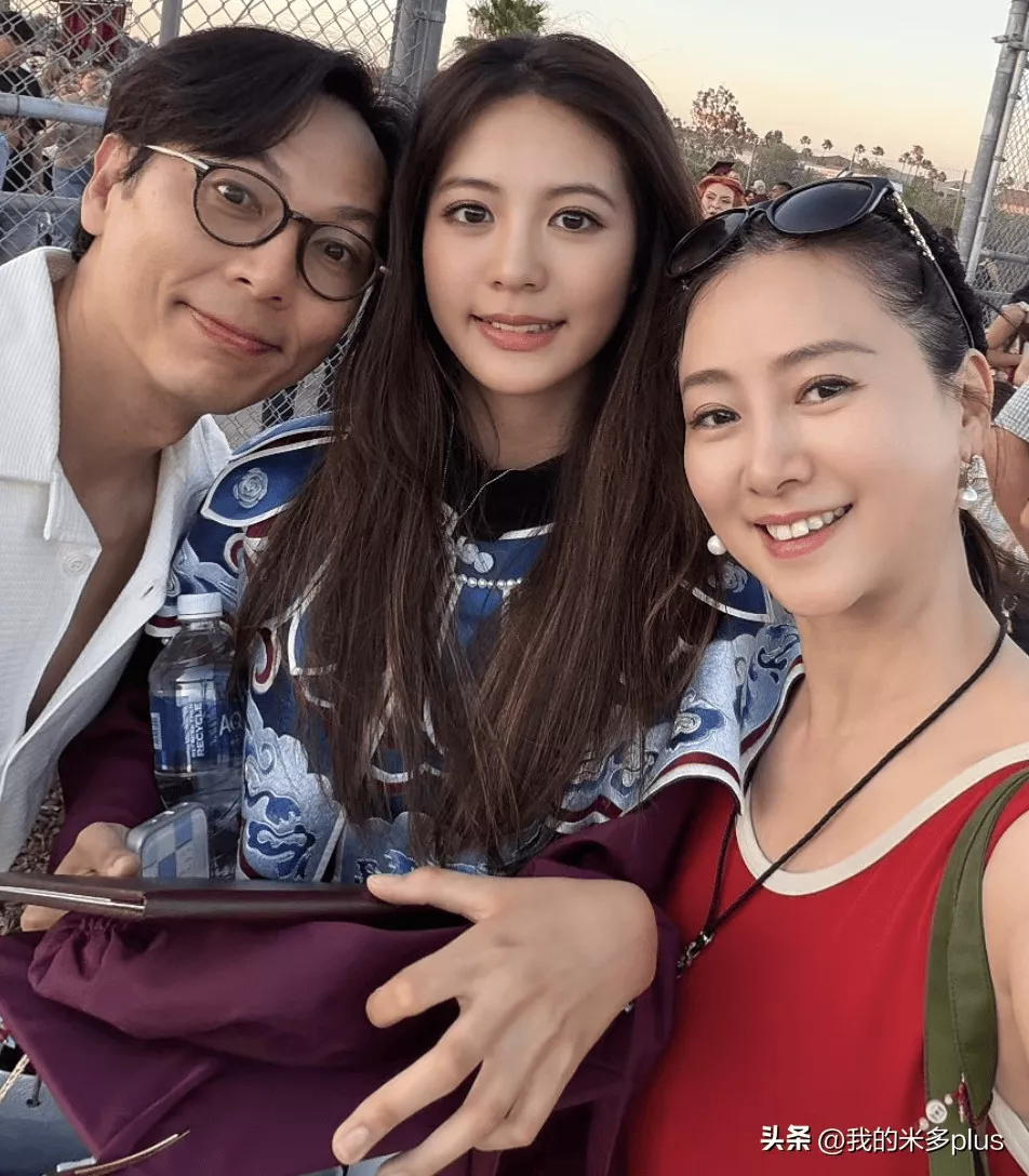 翁虹陪女儿赴美毕业典礼,非遗云肩成亮点