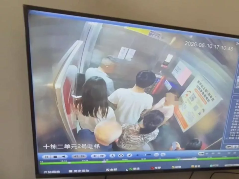49岁女士坠入电梯井身亡,家属质疑保安违规打开电梯门