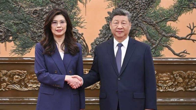 国民党主席郑丽文大赞习近平手掌柔软得像是云朵,也说是成功人士手相。 (图/国民党提供)