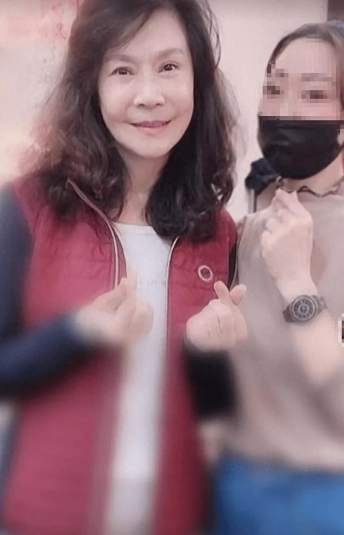 俞小凡和翁家明现身厦门面馆，换发型好显年轻