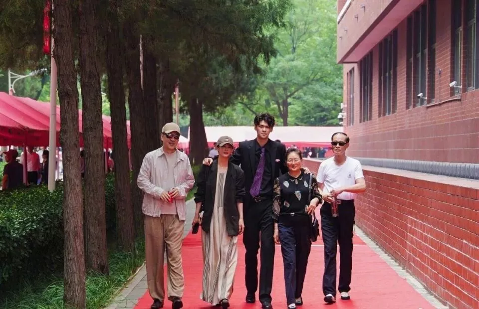 陈建斌蒋勤勤出席儿子高中毕业典礼，学霸儿子身高190
