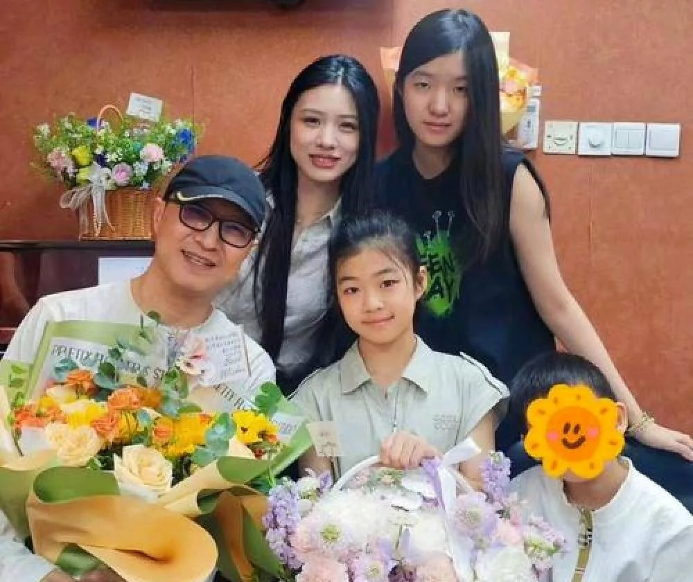 汪峰花26万学费给森林北养女儿，女方拎爱马仕贵气