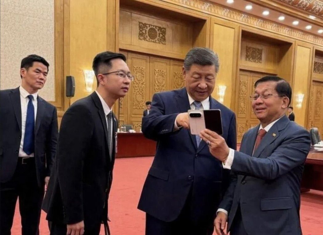 缅甸总统敏昂莱(右一)访问北京期间,大陆国家主席习近平(右二)向他赠送华为最新款... 缅甸总统敏昂莱(右一)访问北京期间,大陆国家主席习近平(右二)向他赠送华为最新款...