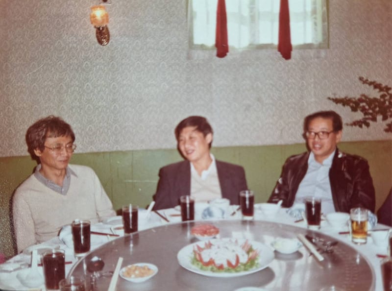 左起:张五常、习近平、香港华闽集团负责人。 (1986年) 图:林保华提供