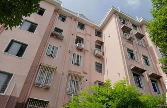 老母过世 上海男子“闭关修行” 邻居崩溃了 老母过世 上海男子“闭关修行” 邻居崩溃了
