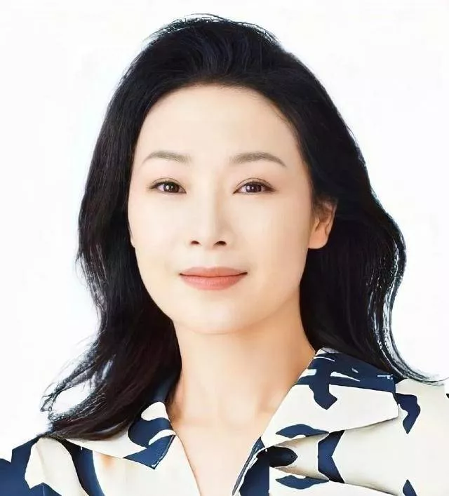 她被誉为军中花仙子,上过15次春晚,男友患癌离世