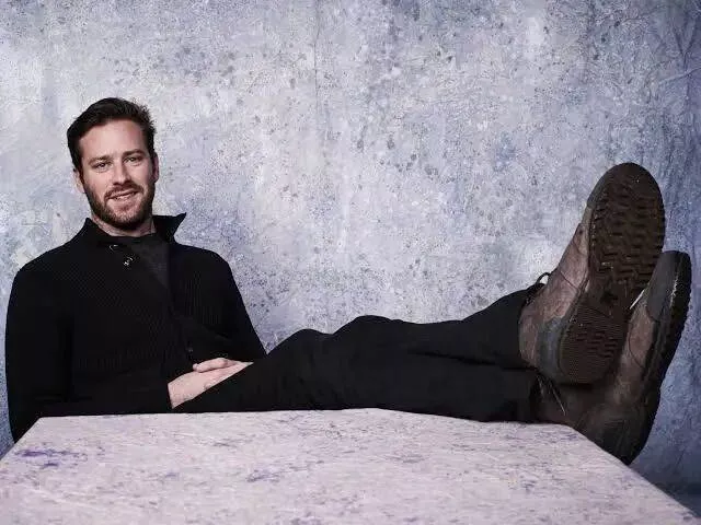 Armie Hammer 坦言没钱,曾祖父把钱都捐了,自己继承不到！