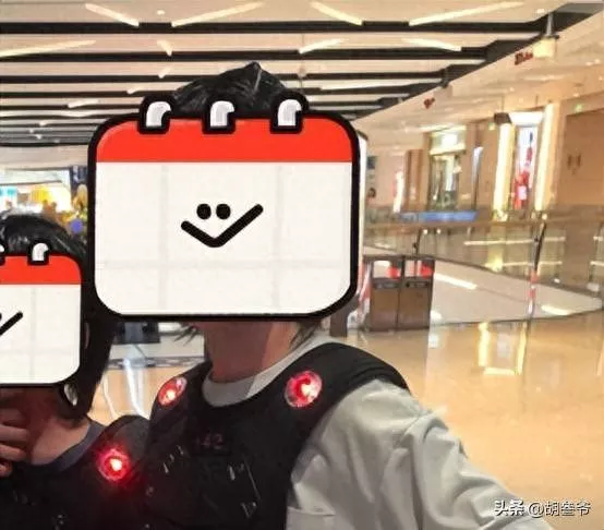 杨颖素颜陪儿子玩CS！9岁小海绵长胖了留狼尾