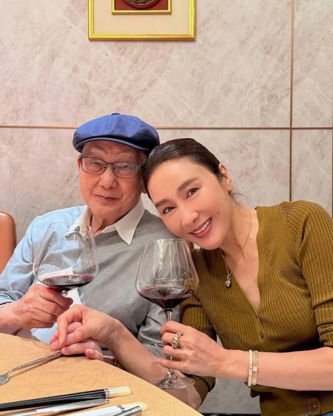 黎姿退圈多年仍是孝顺女 父亲节陪爸食中菜 三代亲情画面惹人羡