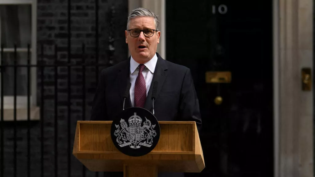 英国政坛震荡!斯塔默哽咽宣布辞职