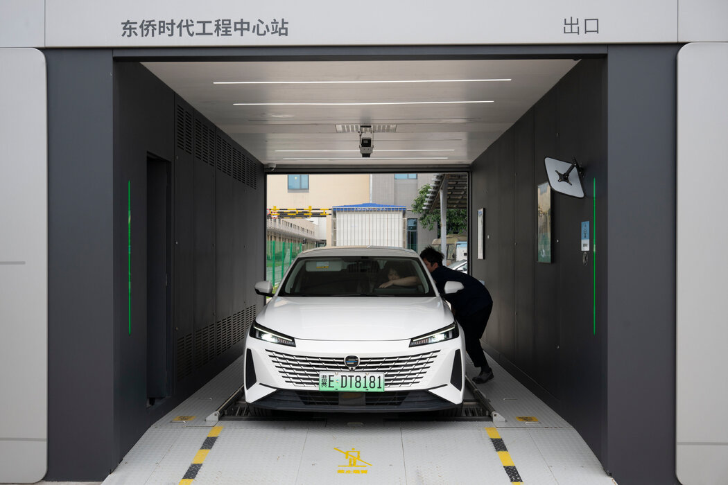 宁德时代总部的一处汽车充电站。