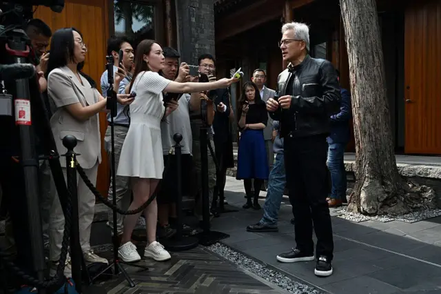 黄仁勋在中国访问是接受媒体采访