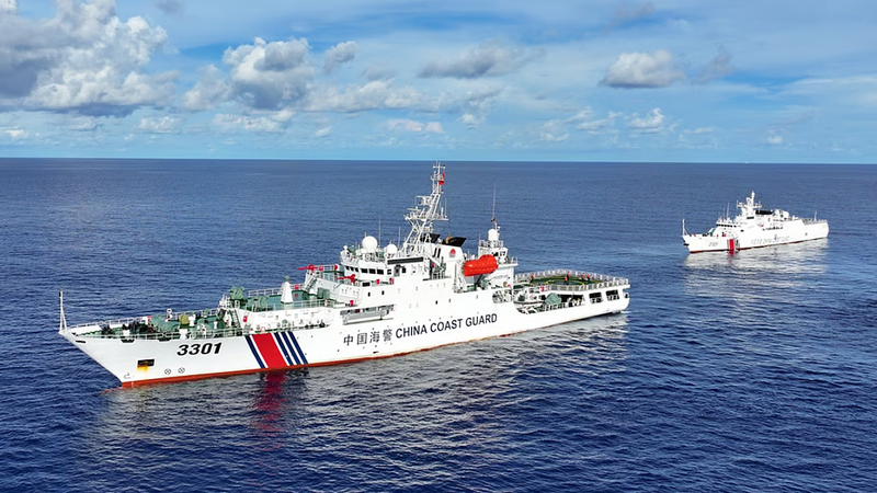 中国海警船在海上航行。 CNN指出，北京近期透过海警、海事等公务船扩大灰色地带行动，逐步向台湾东部海域推进。 （路透）