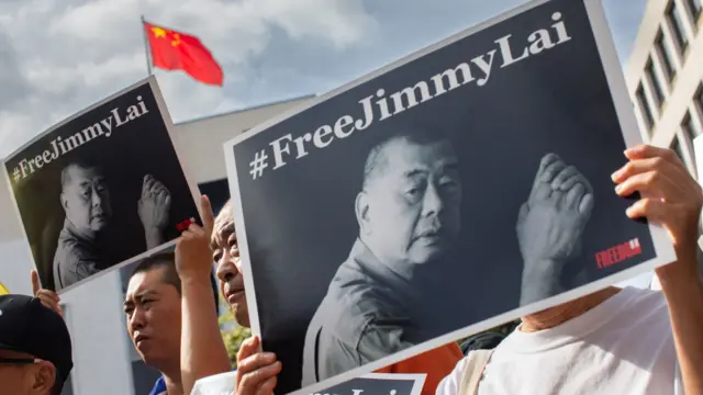 美国洛杉矶中国领事馆外黎智英支持者抗议要求香港放人(14/2/2026)