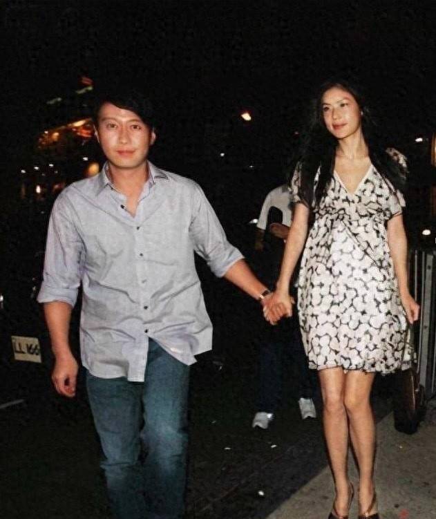 58岁黎明带老婆女儿运动会 网友看呆 老婆才是真赢家