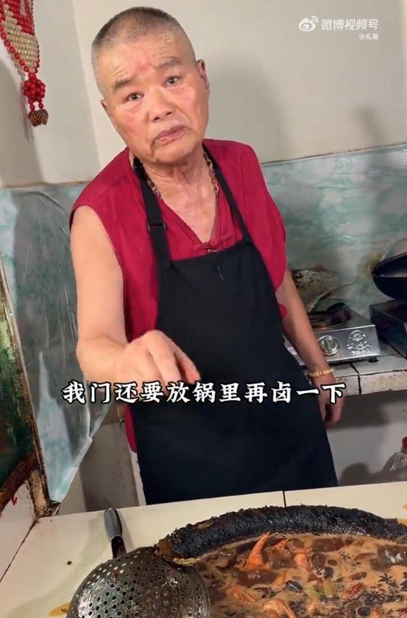 网友拍到有两只小狗在啃食放置在地面上的生肉。(视频截屏)