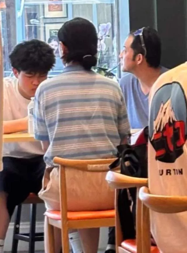 胡可夫妇飞伦敦看儿子,沙溢才48岁秃头了,不做形象管理像老头