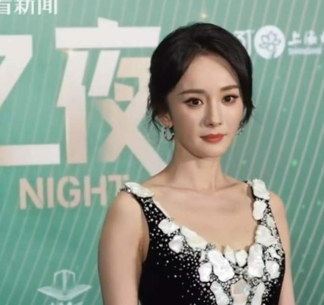 杨幂出席白玉兰提名晚宴!一袭黑色镶钻长裙 自带大女主气场