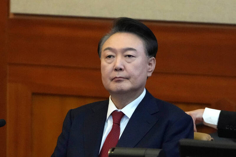 南韩前总统尹锡悦先前因「戒严之乱」被判处无期徒刑,近日又因针对北韩放飞无人机以刺激挑衅平壤,遭法院重判30年。(美联社) 南韩前总统尹锡悦先前因「戒严之乱」被判处无期徒刑,近日又因针对北韩放飞无人机以刺激挑衅平壤,遭法院重判30年。(美联社)