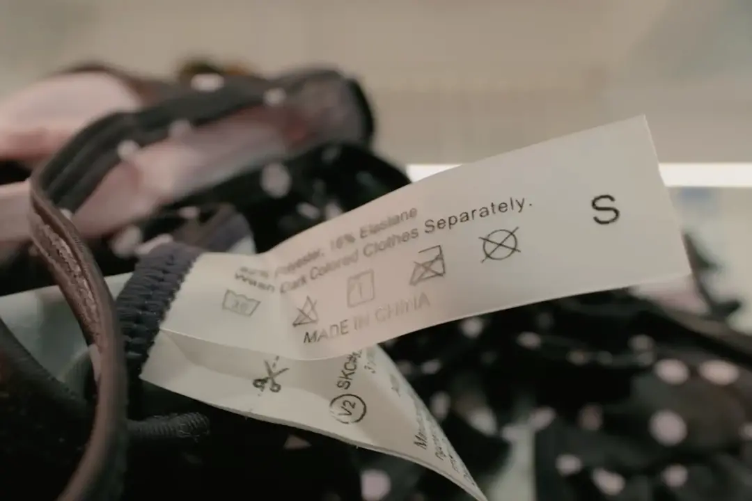 兴城某泳装企业销往海外的泳衣,洗水唛上写着“Made in China”