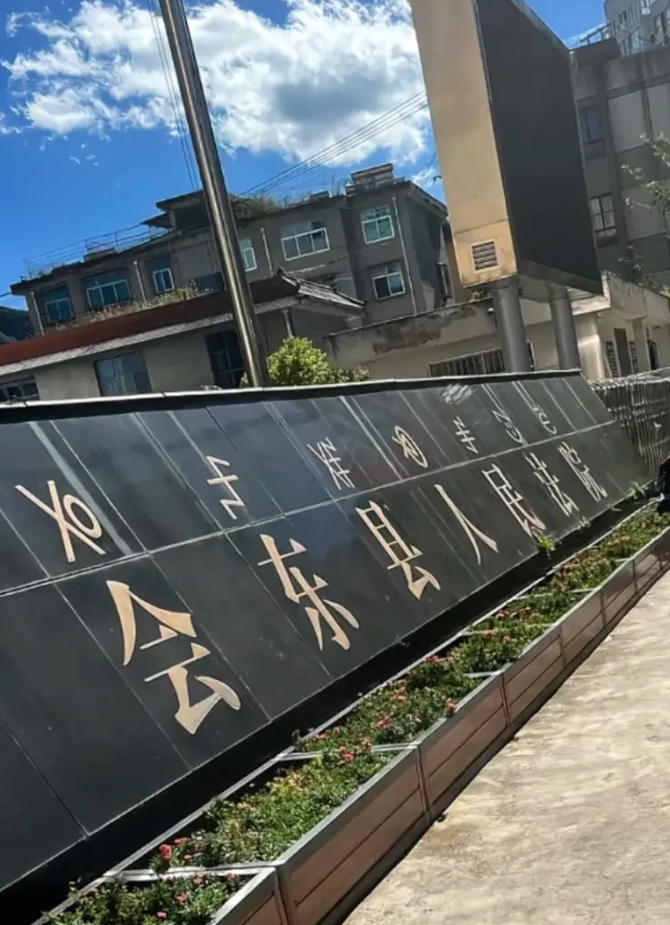 男子为和情人复合 推妻坠楼未致死 下楼掐脖杀害