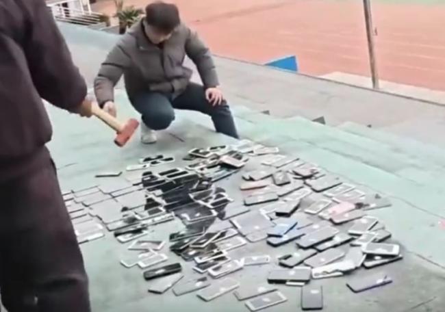 中国一学校当众砸烂百部学生手机 中国一学校当众砸烂百部学生手机