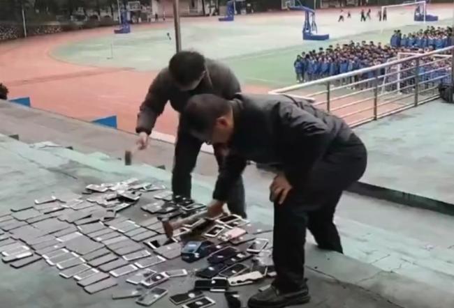 中国一学校当众砸烂百部学生手机 中国一学校当众砸烂百部学生手机